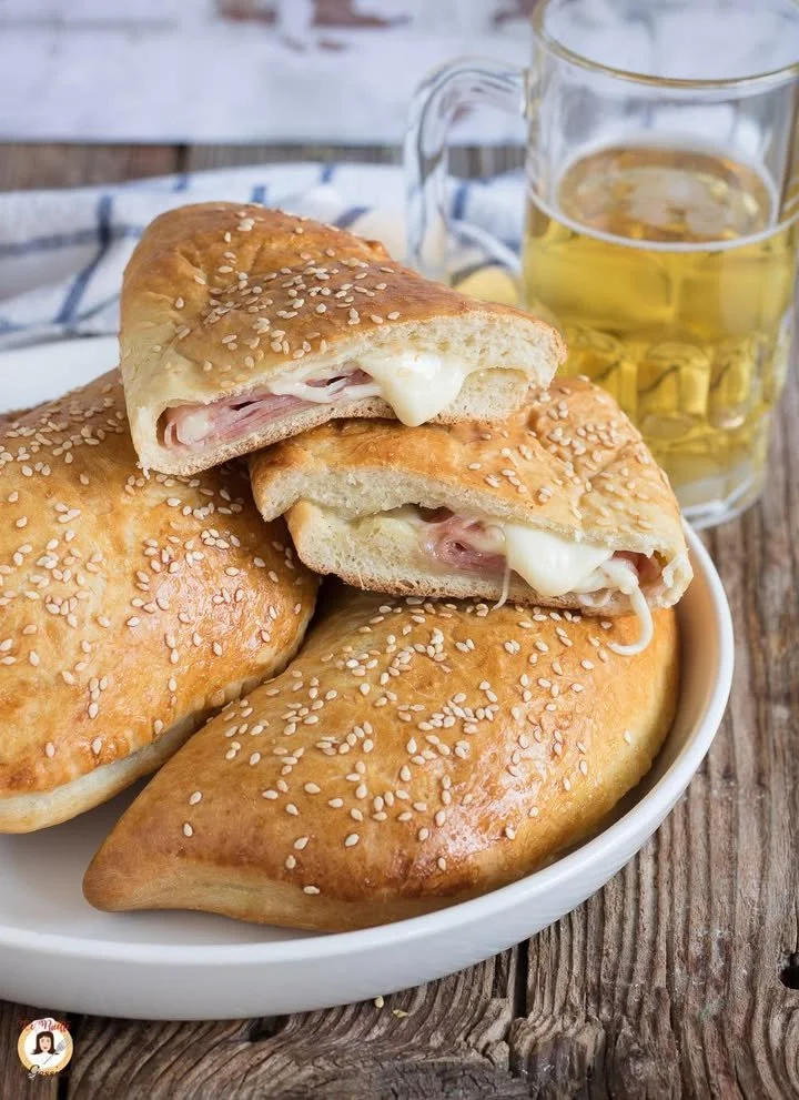 Deliziosi panzerotti al forno pronti da servire