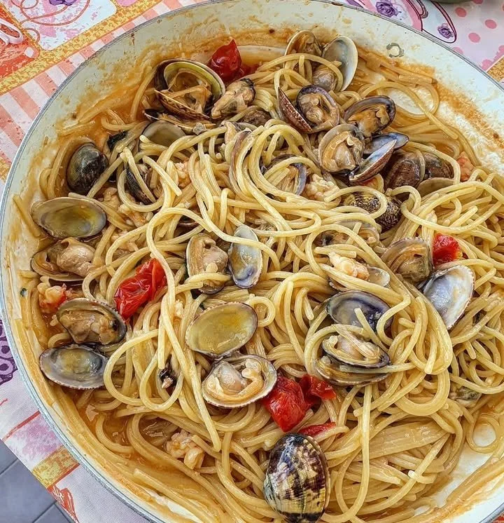 Pasta alle Vongole preparata con vongole fresche e profumi mediterranei