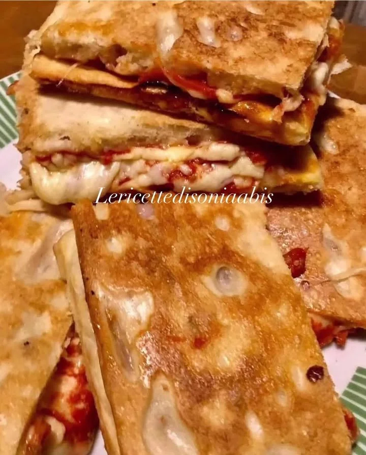 Pizzette al taglio con vari ingredienti freschi e colorati