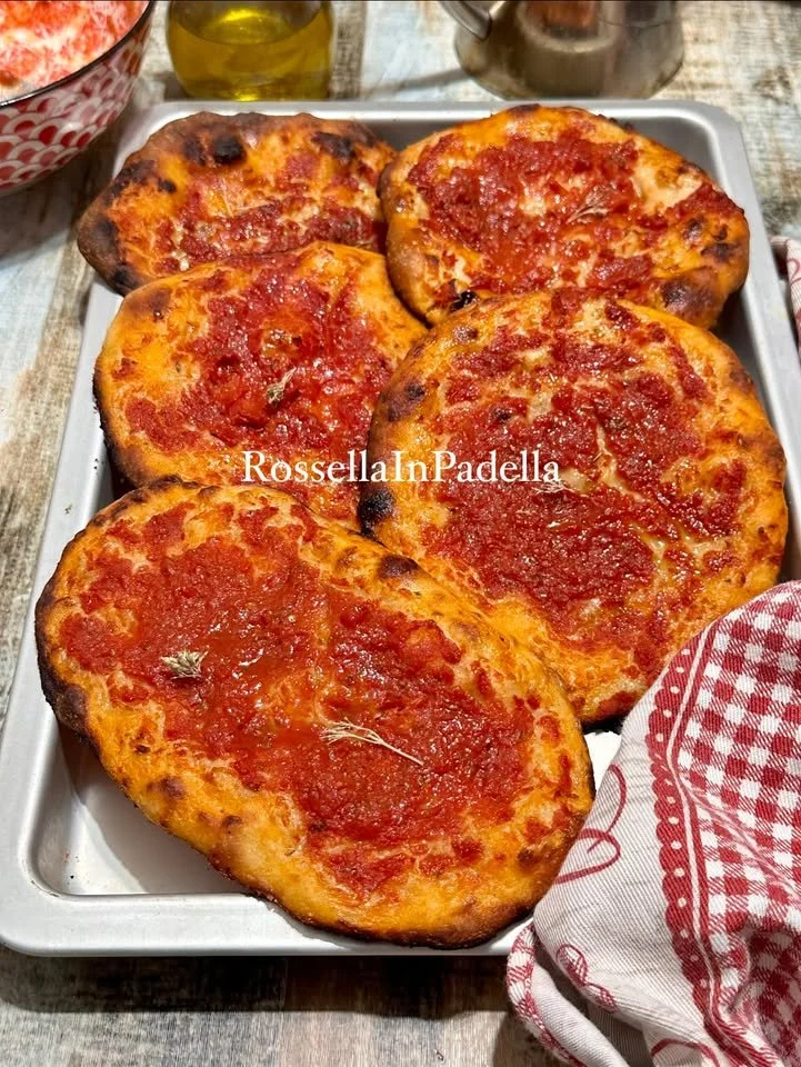 Pizzette Rosse servite su un piatto, con pomodoro e mozzarella.