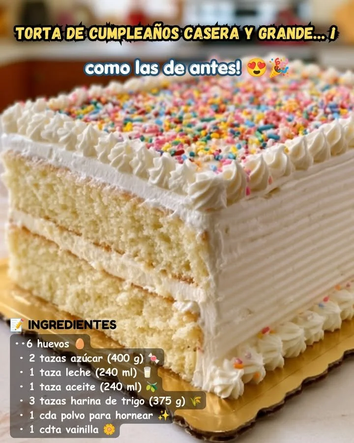 Torta di compleanno fatta in casa grande e decorata con eleganza
