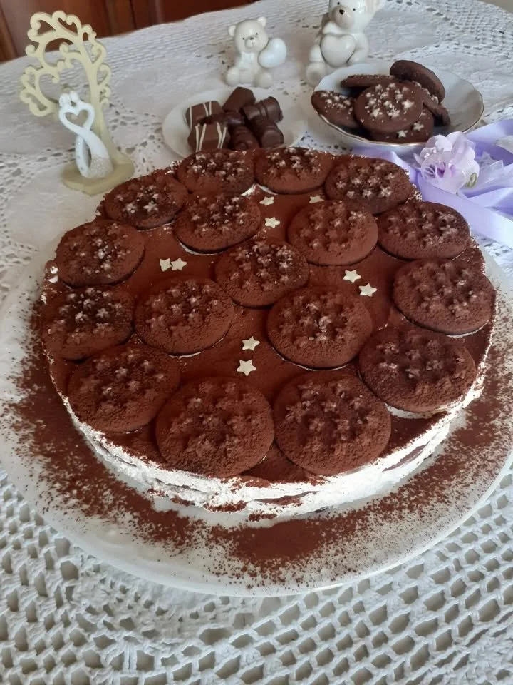 Torta pan di stelle decorata con biscotti e crema al cioccolato