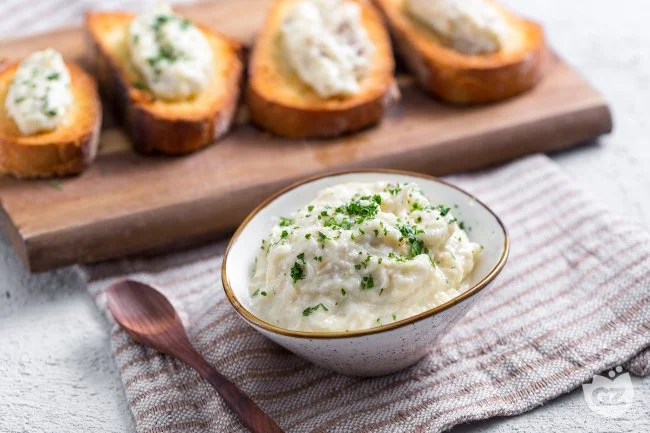 Baccalà mantecato alla veneziana servito con crostini croccanti