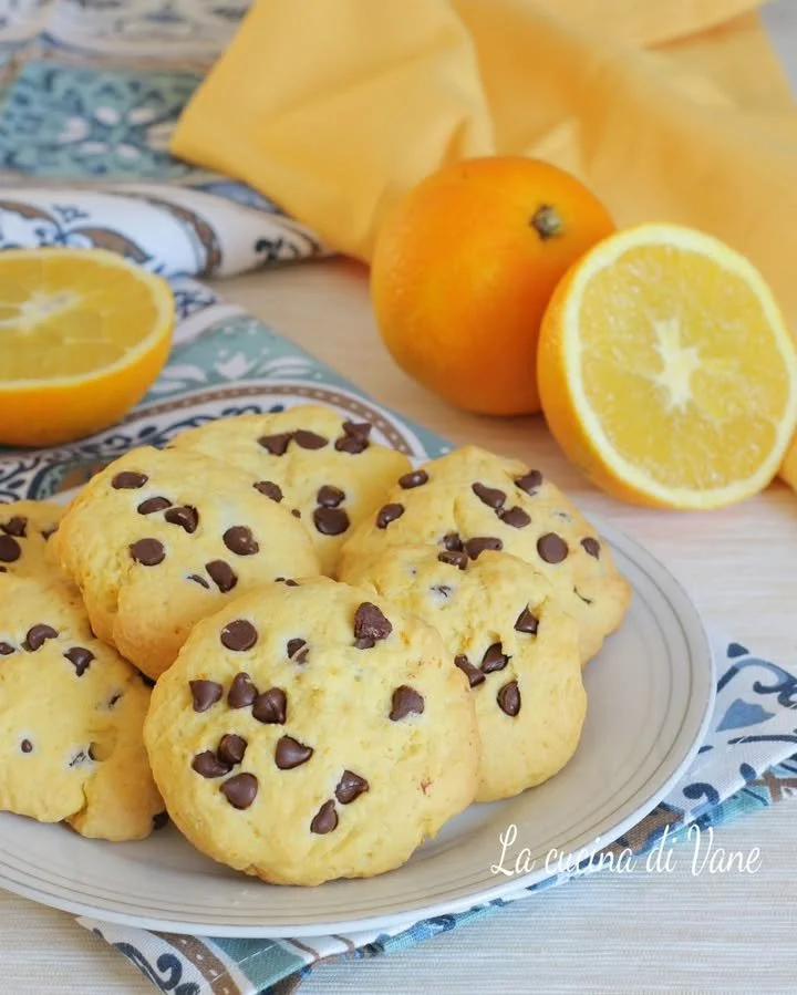 Biscotti arancia con gocce di cioccolato su un piatto
