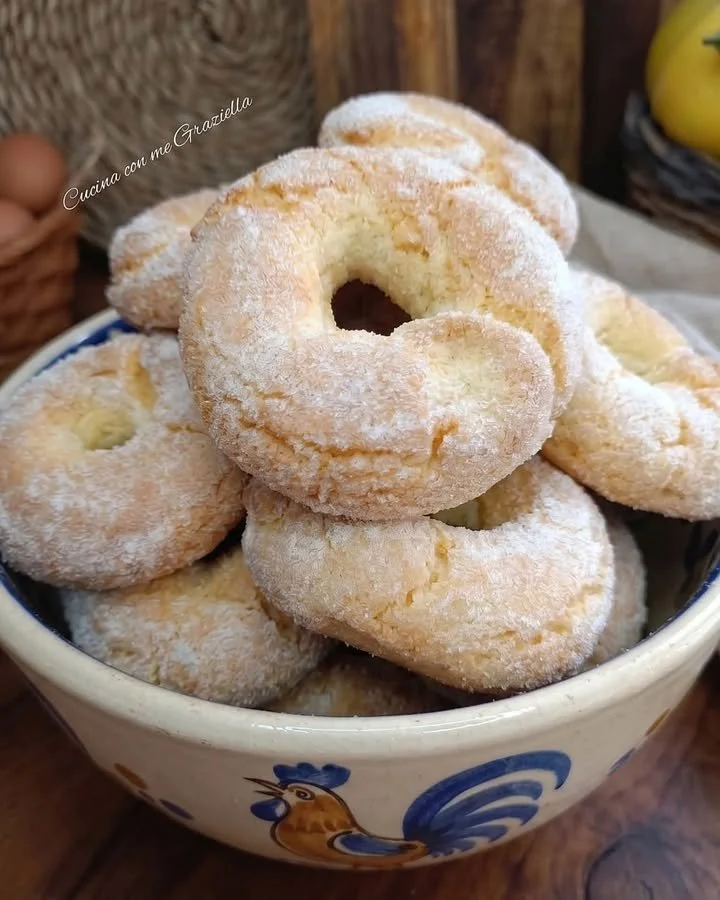 Biscotti con semola rimacinata, croccanti e dolci, pronti da gustare.