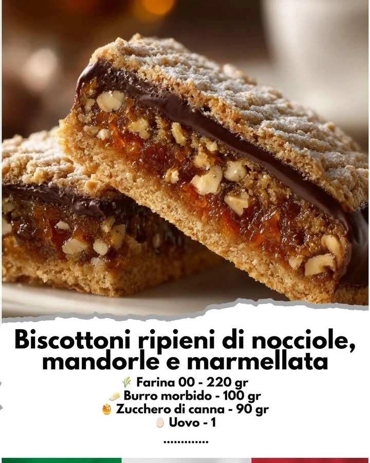 Biscottoni ripieni di nocciole, mandorle e marmellata su un piatto.