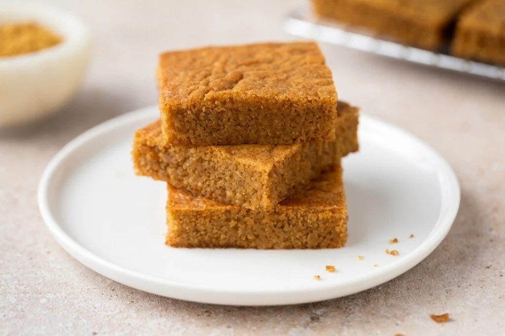 Deliziosi blondies appena sfornati, un dolce perfetto per gli amanti dei dessert.