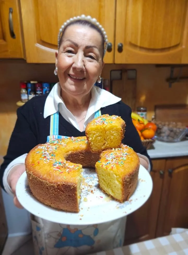Immagine di una buona colazione con un sorriso affettuoso