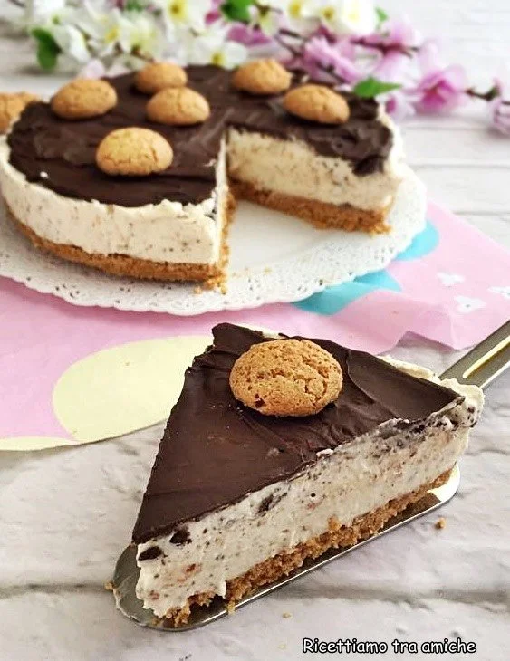 Fetta di Cheesecake Amaretti e Cioccolato su un piatto decorato