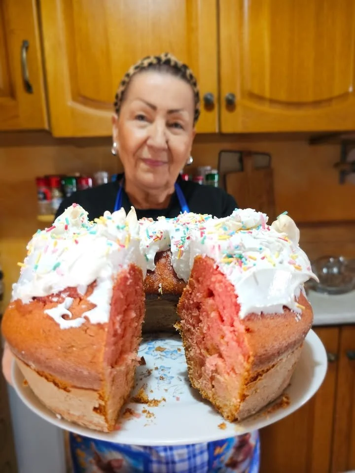 Ciaramicola, dolce tradizionale umbro decorato con zucchero e frutta