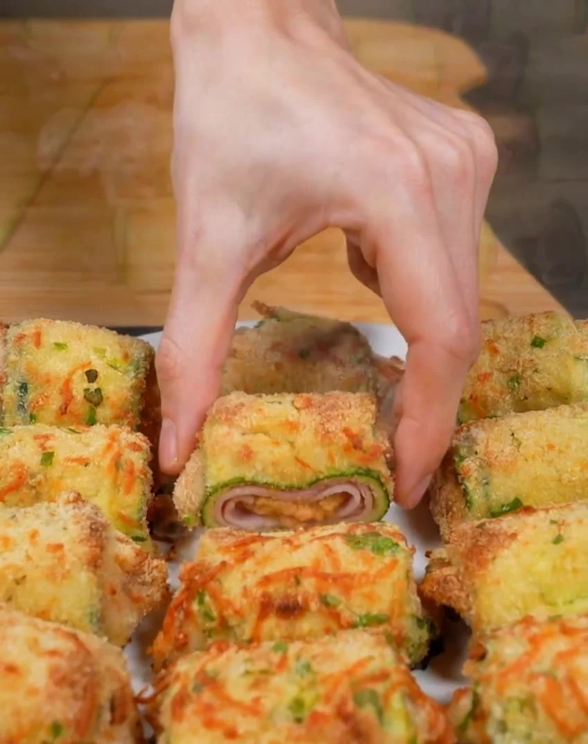 Morso di un delizioso snack croccante fuori e filante dentro