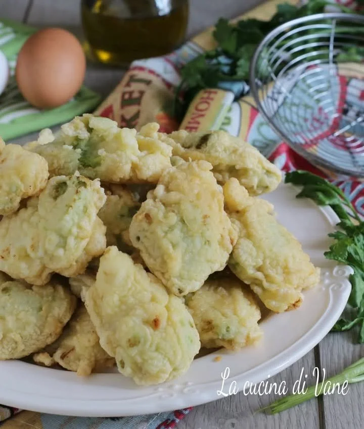 Frittelle di Broccolo Romanesco croccanti e dorate su un piatto