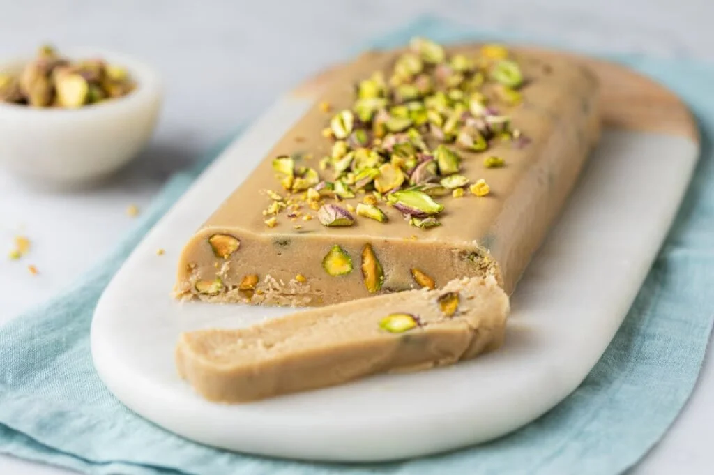 Halva dolce tradizionale di semi di sesamo e zucchero