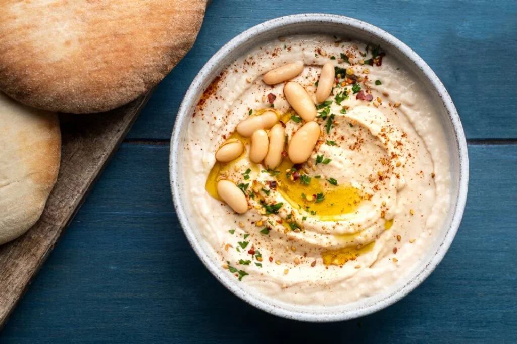 Hummus di fagioli cremoso servito con verdure fresche