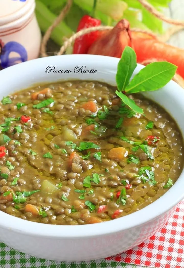 Piatto di lenticchie in umido servito in una ciotola