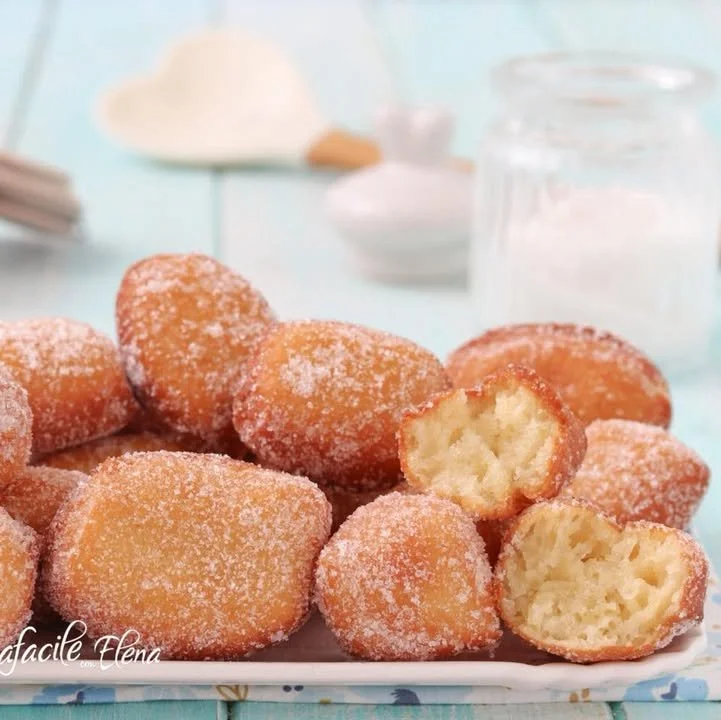Nuvolette leggere e soffici preparate con yogurt fresco.