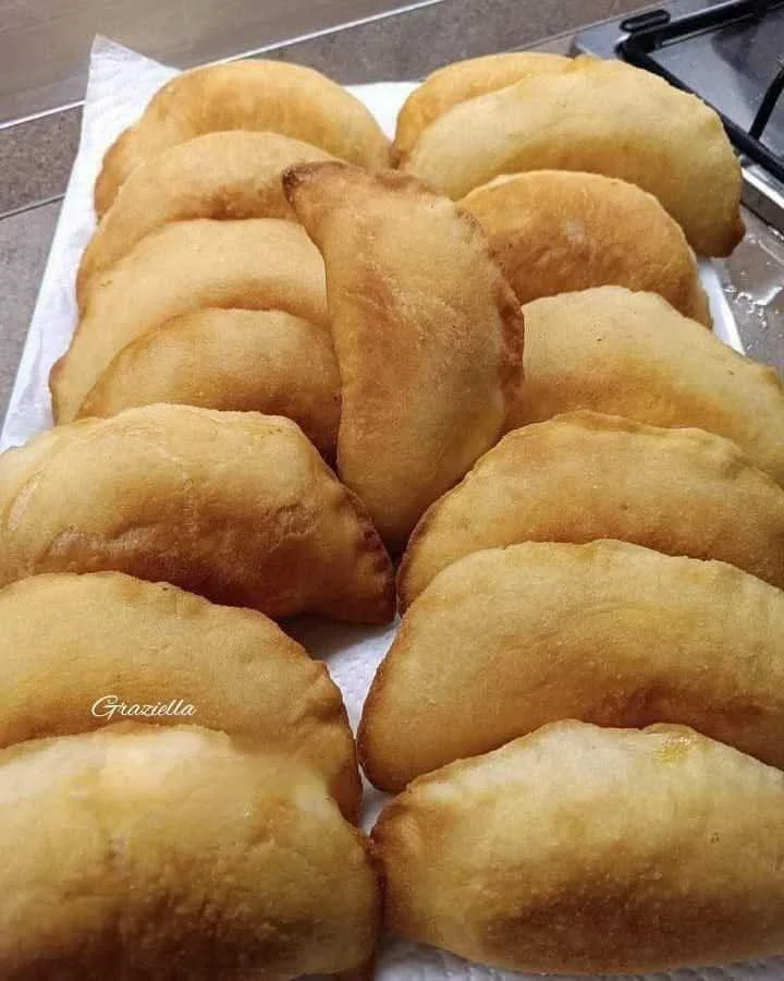 Panzerotti freschi farciti e fritti, tipici della cucina italiana.