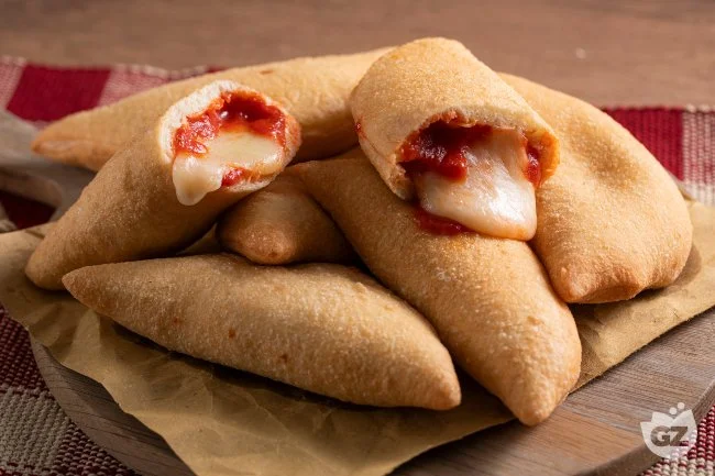 Panzerotti fritti dorati e croccanti con ripieno ricco e gustoso