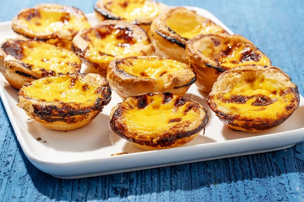 Pastel de nata, dolce portoghese con crema e pasta sfoglia croccante.