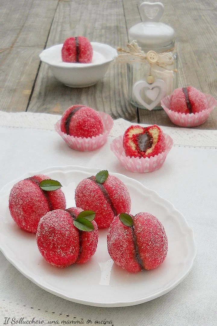 Peschere dolci romagnole preparate con frutta e crema, un tipico dolce italiano.
