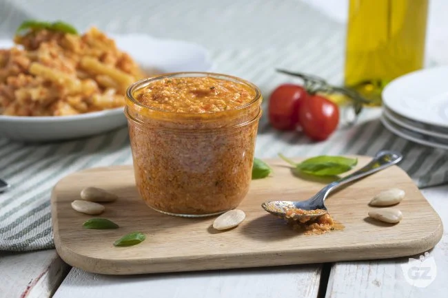 Pesto alla trapanese con ingredienti freschi e tradizionali.
