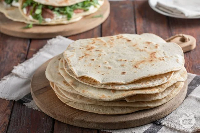 Piadina romagnola fatta in casa con ingredienti freschi