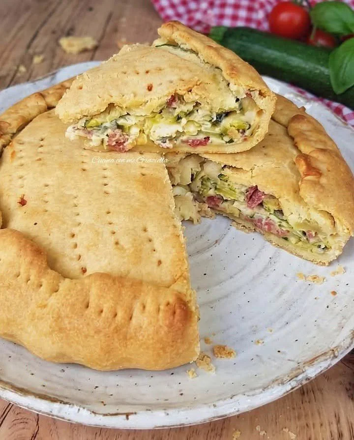 Pizza Rustica di Zucchine appena sfornata con ingredienti freschi e colorati