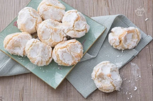 Pizzicotti di pasta di mandorle, dolci tradizionali italiani