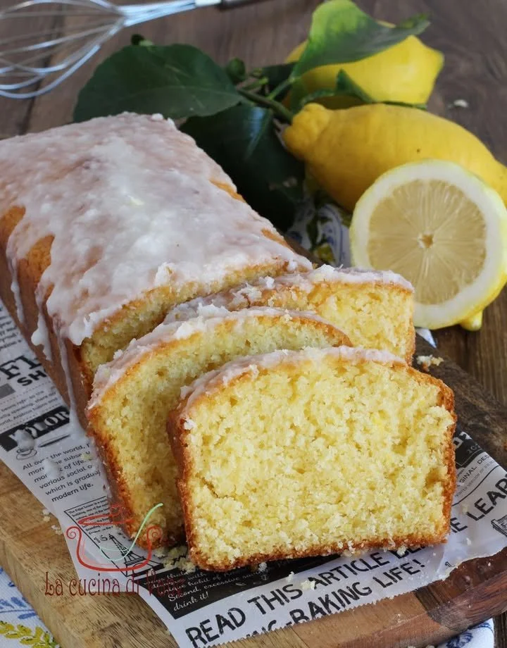 Plumcake allo yogurt appena sfornato con frutta fresca.