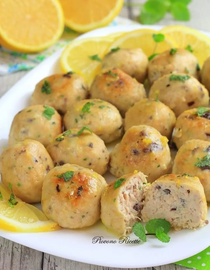 Polpette di tonno e ricotta al limone servite su un piatto