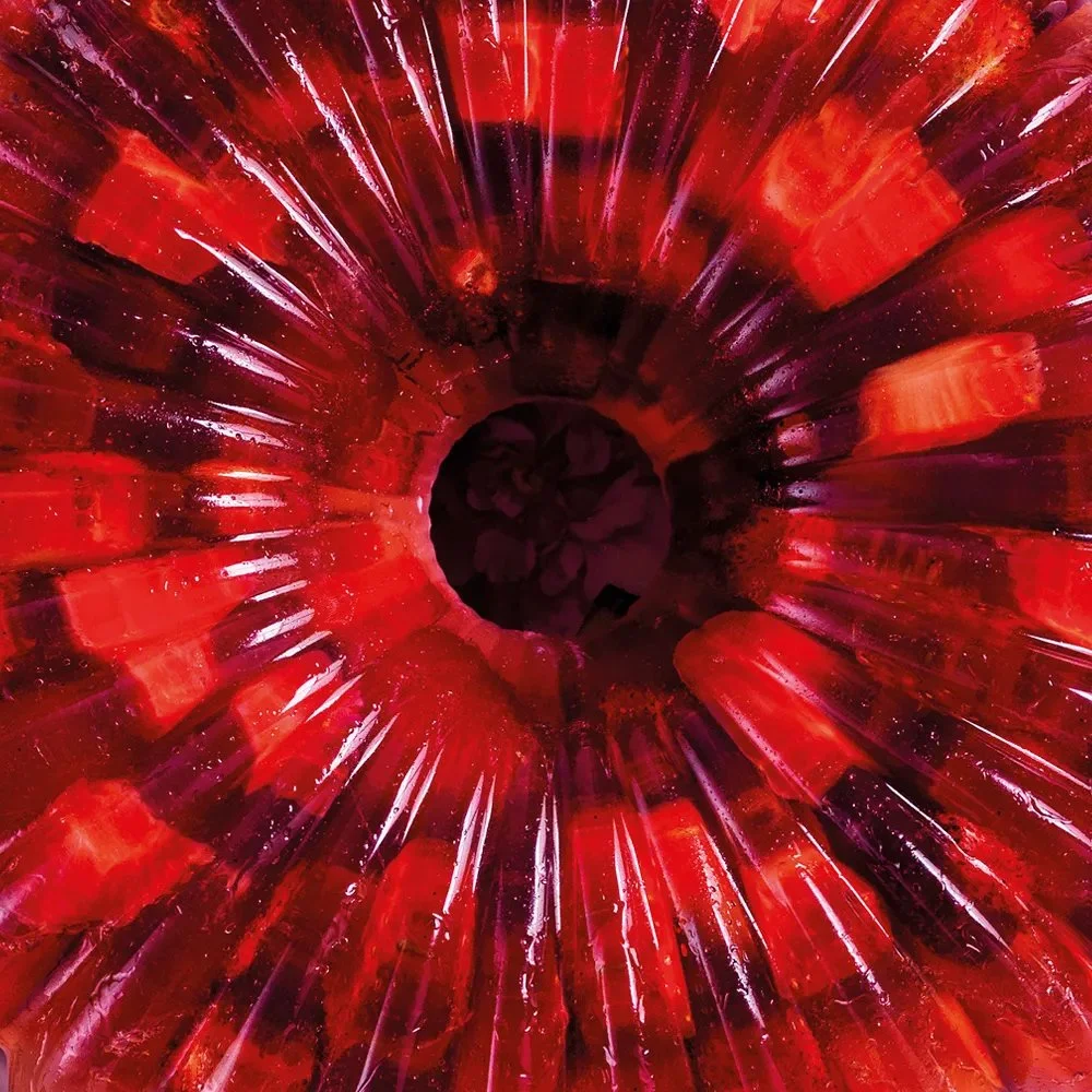 Aspic ai frutti di bosco con decorazioni di frutta fresca