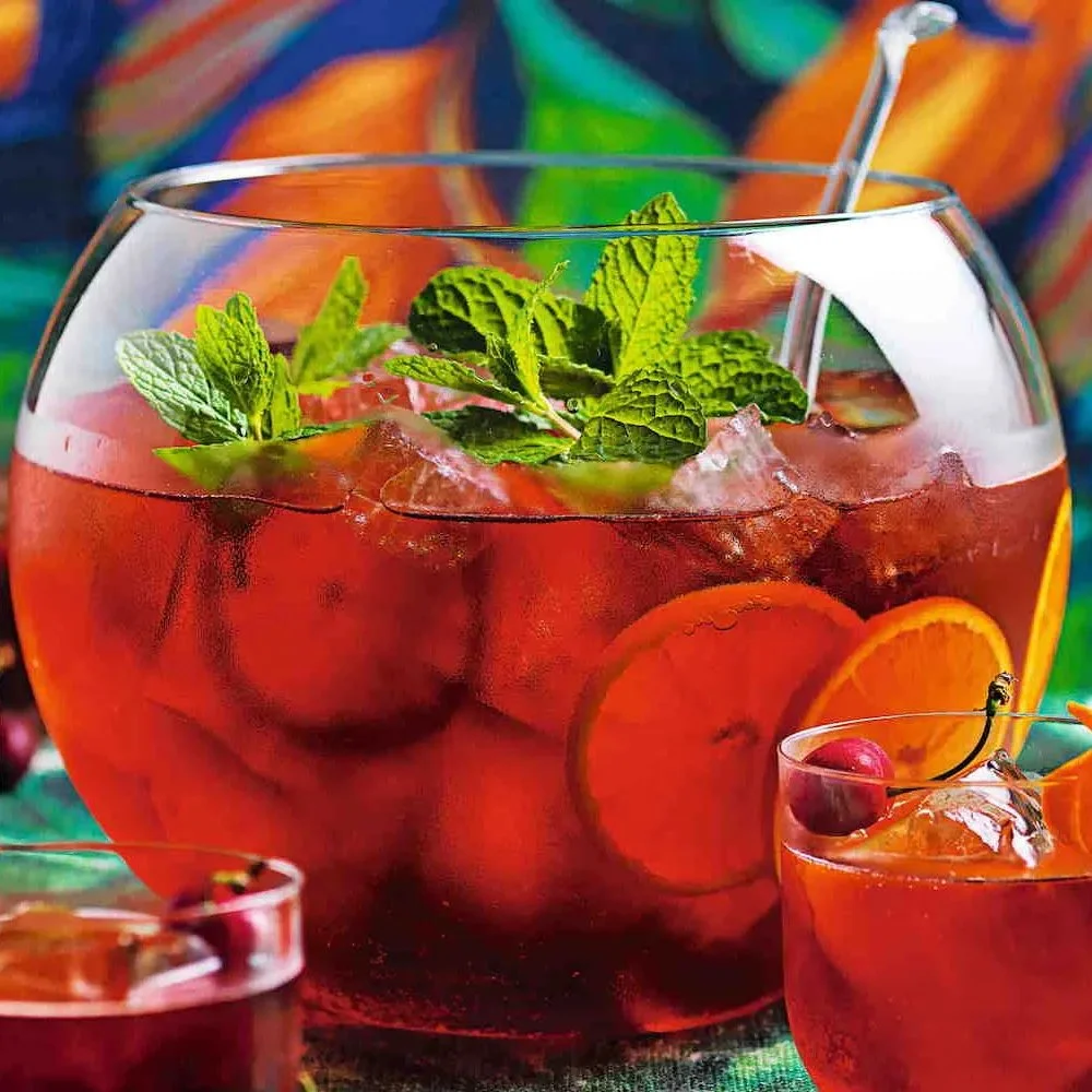 Cocktail Bellagio Fizz servito in un bicchiere elegante con ghiaccio e decorazioni