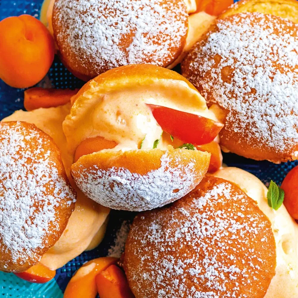 Bomboloni ripieni di gelato, dolci tradizionali italiani.