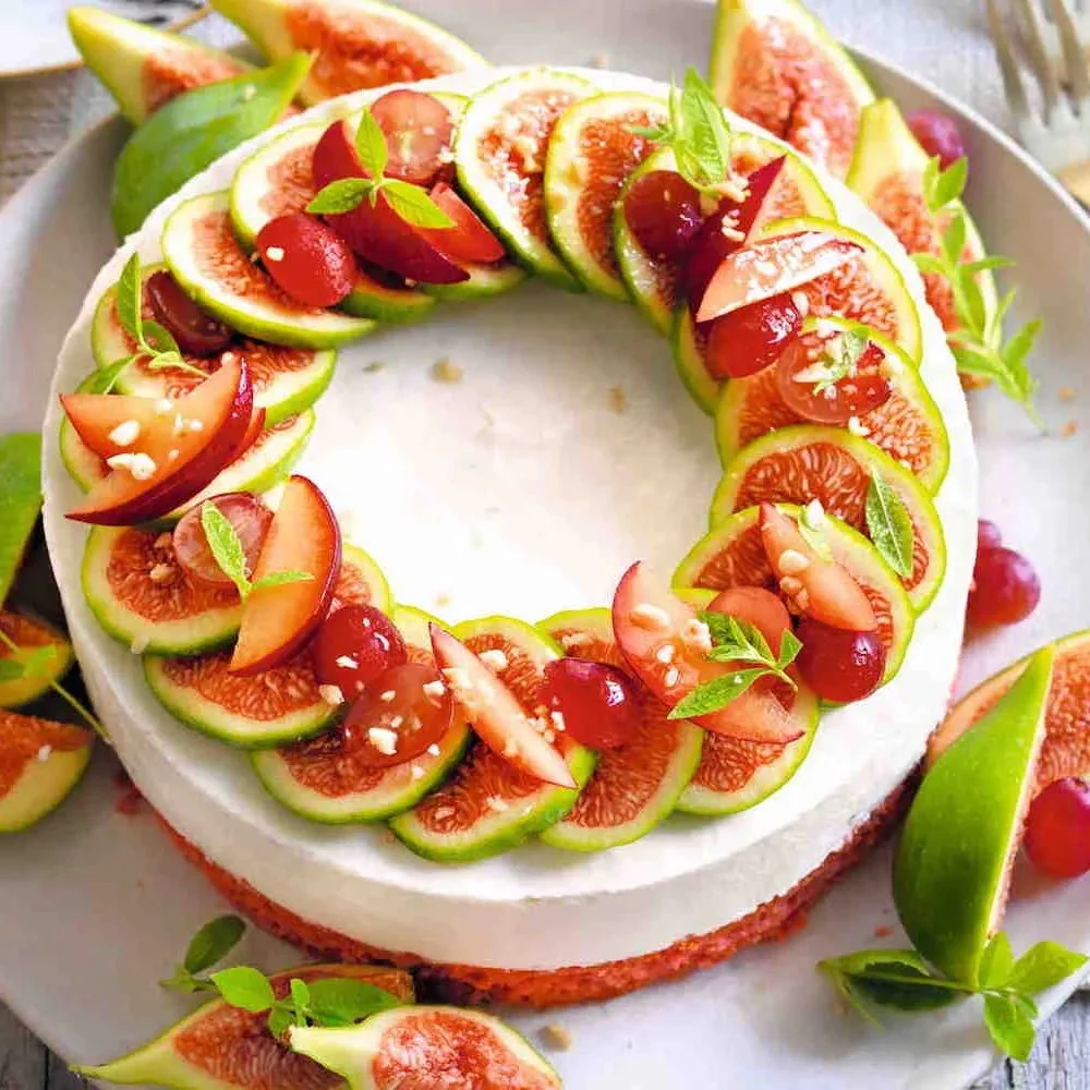 Cheesecake ai fichi e uva decorata con frutta fresca