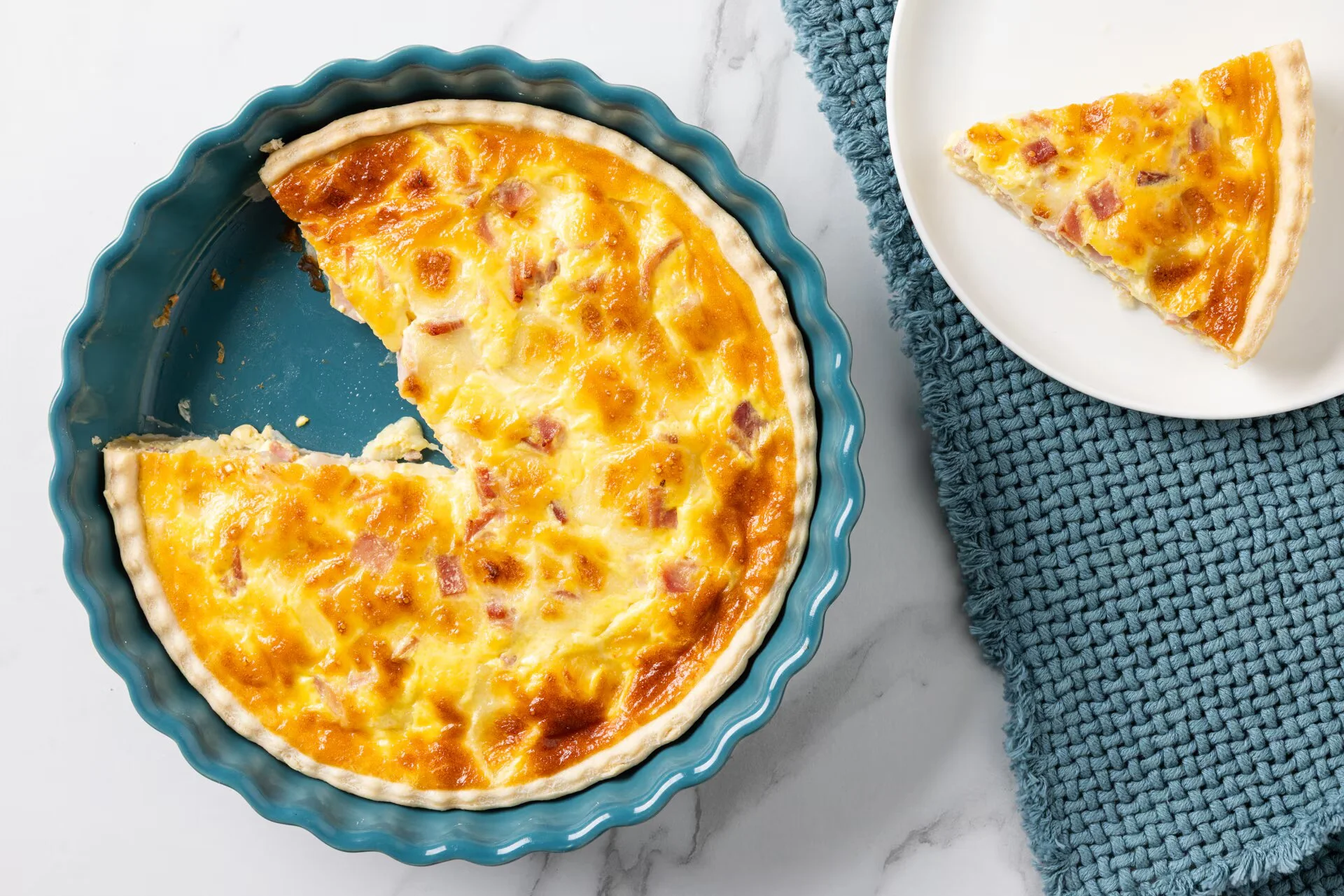 Crostata salata semplice con verdure e formaggio pronta da servire