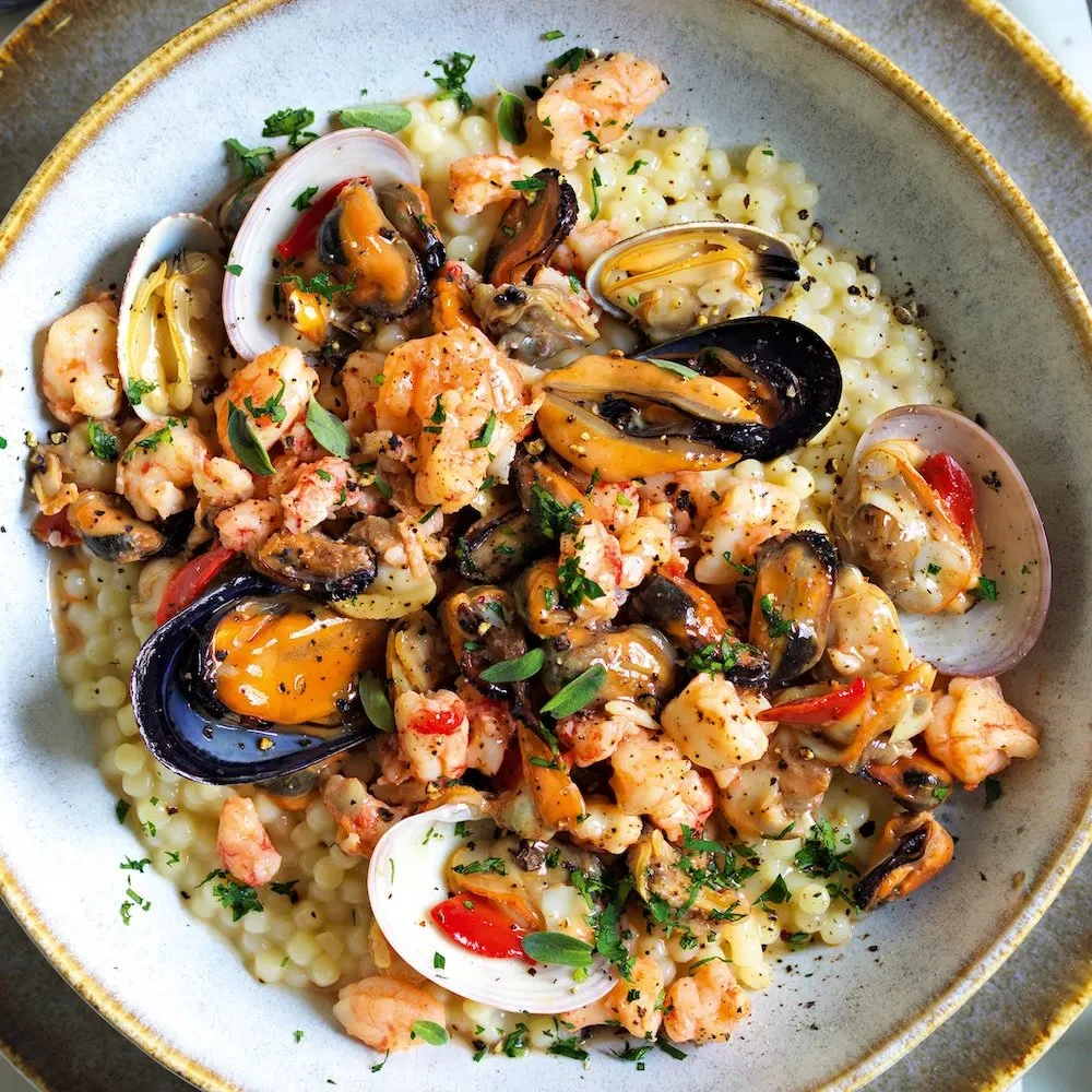 Fregola risottata con ragù di conchiglie e crostacei - La Cucina Italiana