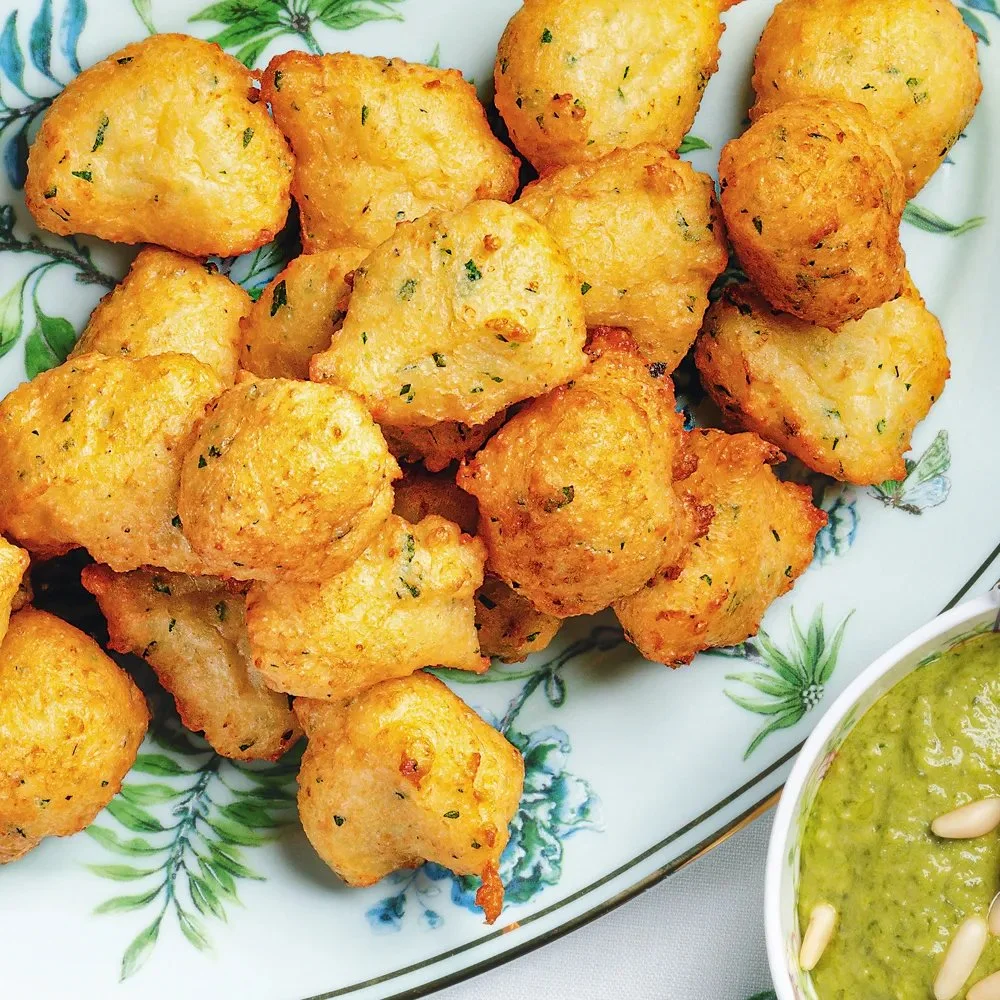 Frittelle di pasta stracotta servite con salsa