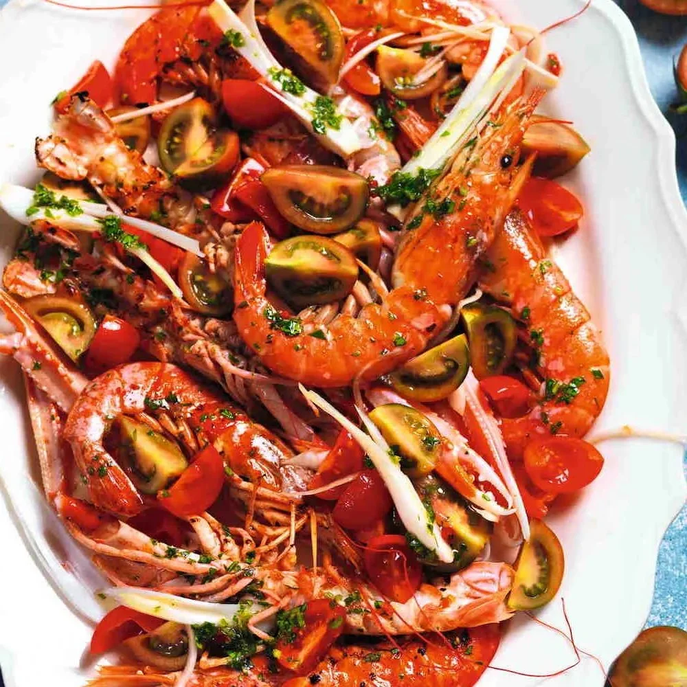 Gamberoni e scampi grigliati su un piatto decorato