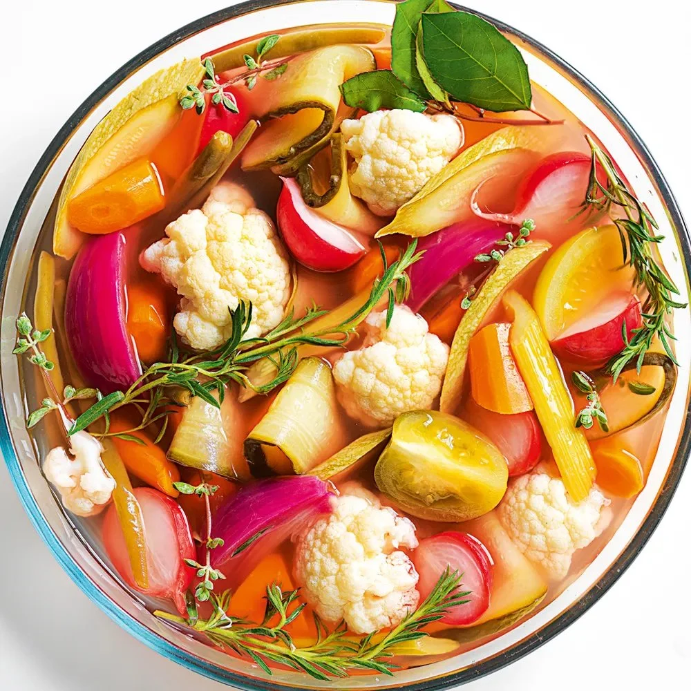 Barattoli di giardiniera sott'aceto, ricetta della cucina italiana