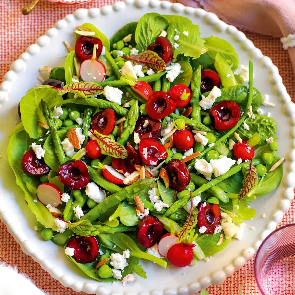 Insalata mista con ciliegie, piselli, asparagi e formaggio di capra