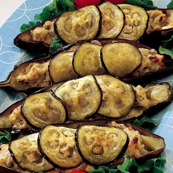Melanzane a barchetta ripiene di pesce pronte da servire.