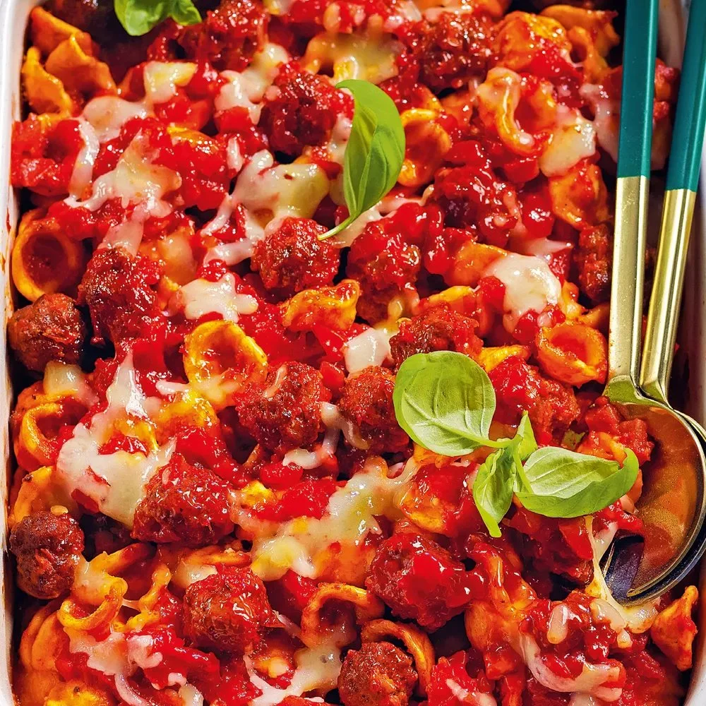 Orecchiette al forno con polpette al sugo, piatto della cucina italiana