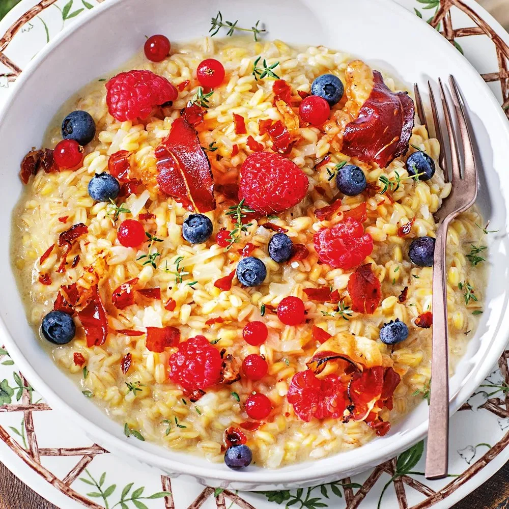 Orzotto al formaggio, speck e frutti di bosco, ricetta della Cucina Italiana