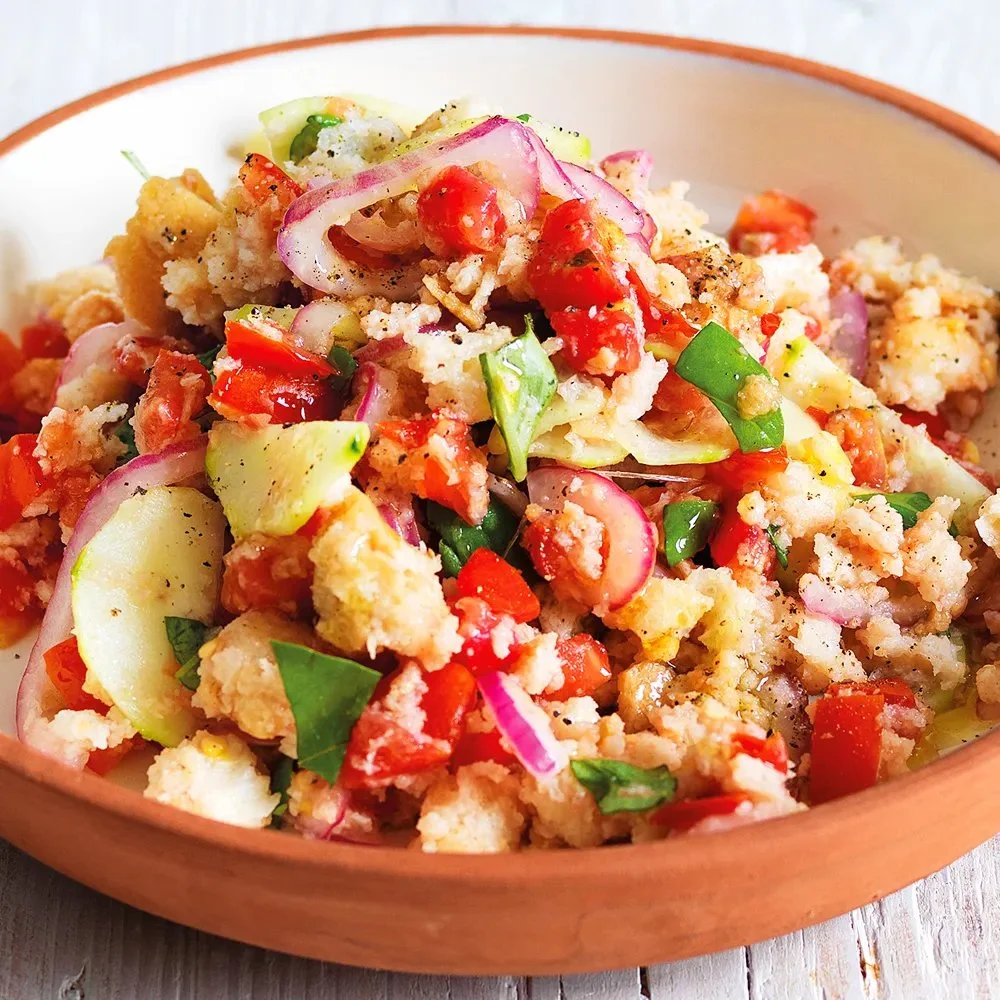 Panzanella toscana con pane, pomodoro e aceto in un piatto gastronomico