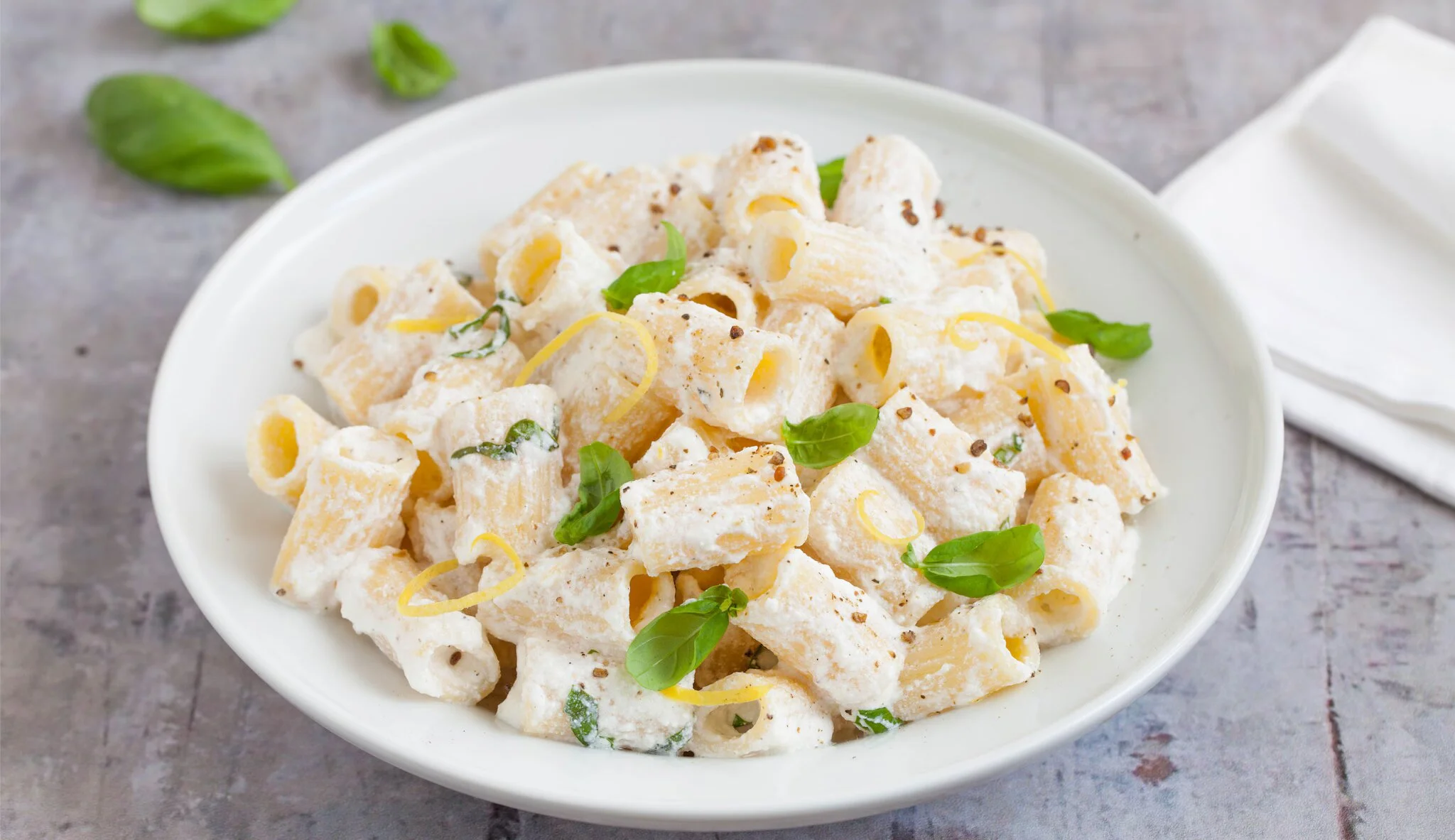 Pasta con ricotta servita in un piatto elegante