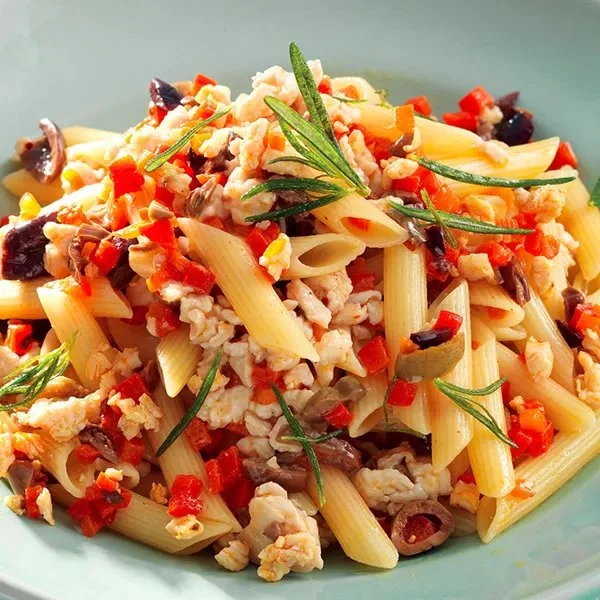 Pasta con pollo e peperoni, un delizioso piatto italiano.