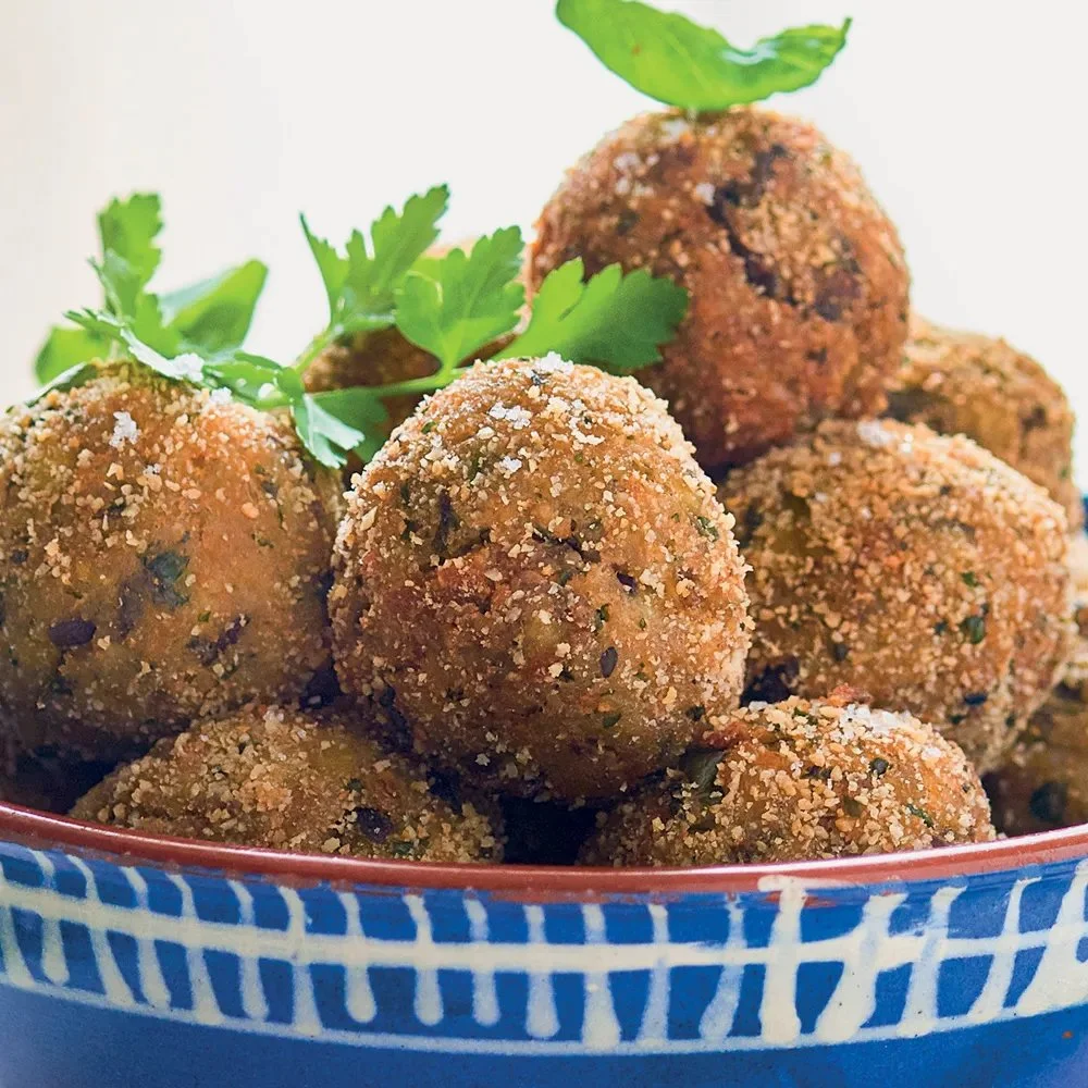 Polpette di melanzane croccanti e dorate, un piatto della tradizione italiana.