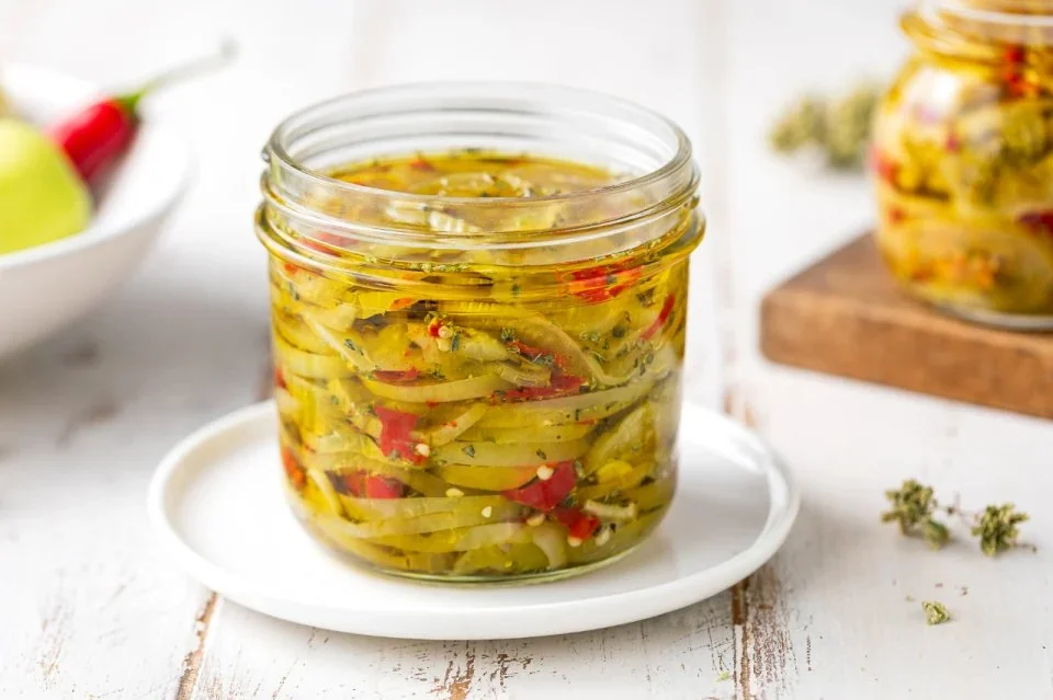 Pomodori verdi sott'olio in una jar di vetro