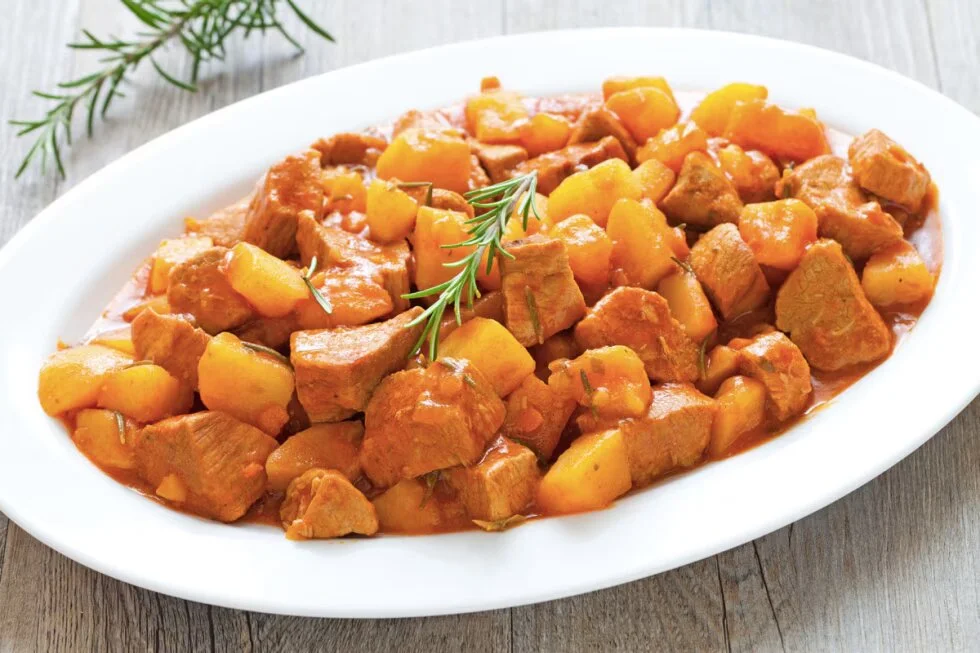 Spezzatino di vitello con patate cucinato secondo la ricetta tradizionale.
