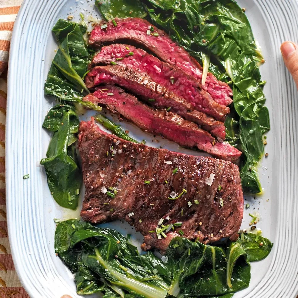 Tagliata di diaframma alla griglia su un piatto rustico